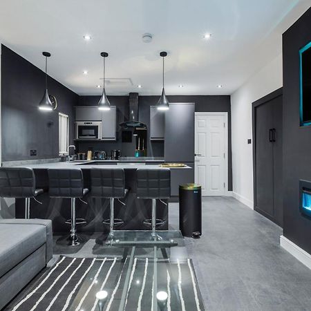 Two Bed Modern Apartment 5Min Walk To Town Centre With Free Parking ! Under New Management Blackpool Esterno foto